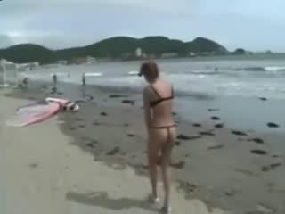 沙滩上的日本微型比基尼与户外性爱