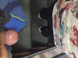 #尾行 #地铁 #电梯 #露出 #街射 扶手电梯里跟着少妇后面撸一发秒射花衣服学生