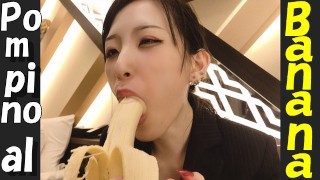 我可以把这个避孕套放在靠近我嘴巴的香蕉上♥日本口交和打手枪